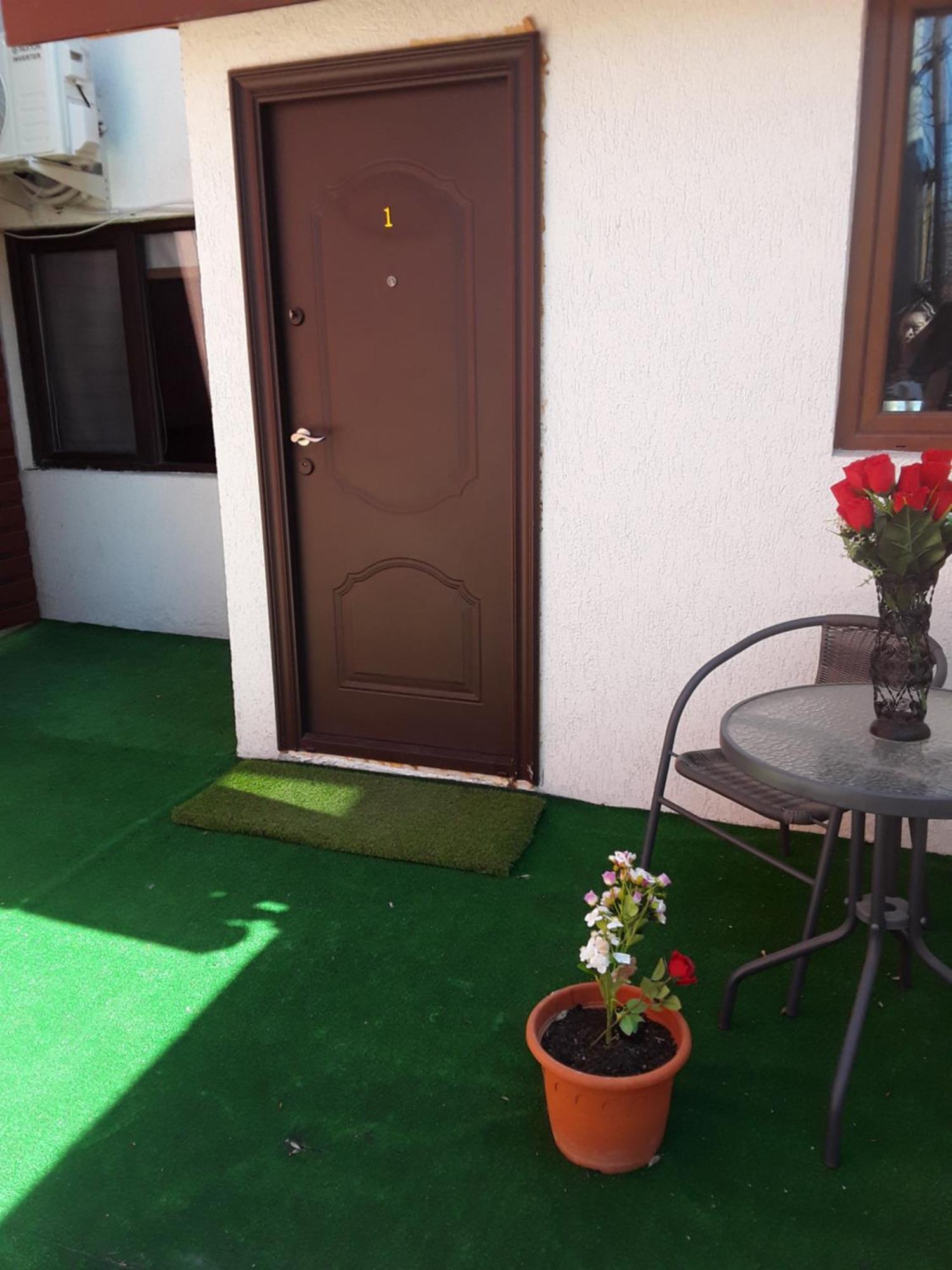 Aura'S West Accommodation Private Parking In Front Yard Bukarest Eksteriør billede