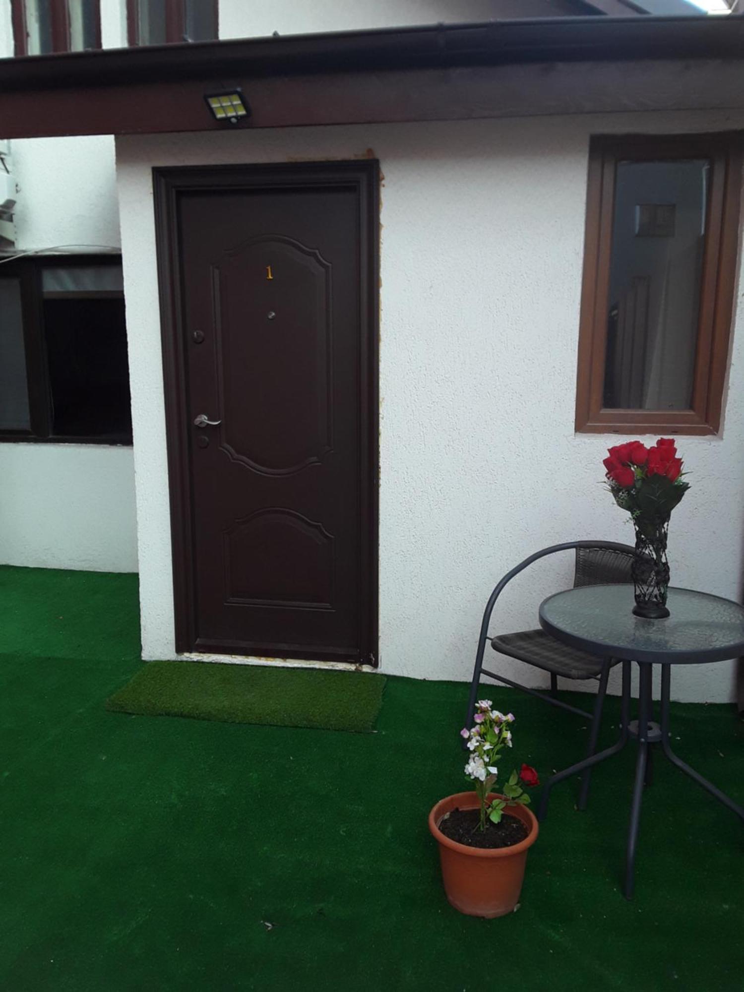 Aura'S West Accommodation Private Parking In Front Yard Bukarest Eksteriør billede